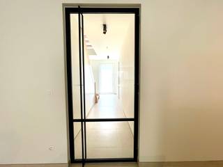 <p>Op een<strong> </strong>uitstekende en centrale ligging in Oostakker, vlak bij de dorpskern en met een vlotte aansluiting naar de R4, bevindt zich deze moderne en energiezuinige nieuwbouwwoning met maar liefst 4 slaapkamers.</p><p> </p><p>De woning biedt een aangename combinatie van ruimte, hedendaags comfort en energiezuinig wonen.</p><p> </p><p>Via de inkomhal komen we in de ruime en lichtrijke leefruimte, die aansluit op de moderne keuken. Vanuit de leefruimte is er rechtstreeks toegang tot het terras en de aangename tuin..</p><p>Verder beschikt het gelijkvloers over een ruime berging, ideaal voor extra opslag en het stallen van fietsen.</p><p>Op de eerste verdieping bevinden zich 3 volwaardige slaapkamers en een comfortabele badkamer.</p><p>De tweede verdieping biedt nog een ruime 4e slaapkamer, aangevuld met een technische ruimte/extra berging.</p><p>Dankzij de praktische indeling en de vier slaapkamers is deze woning bijzonder geschikt voor gezinnen die op zoek zijn naar <strong>r</strong>uimte, comfort en een aangename buitenruimte, gecombineerd met de voordelen van een recente nieuwbouwwoning.</p><p> </p><p><strong>Troeven:</strong></p><ul><li><p> Moderne nieuwbouwwoning</p></li><li><p>4 volwaardige slaapkamers</p></li><li><p> Energiezuinig wonen</p></li><li><p> Zonnepanelen</p></li><li><p>Terras en aangename tuin</p></li><li><p> Centrale ligging nabij de dorpskern van Oostakker</p></li><li><p> Vlotte verbinding naar de R4</p></li></ul><p>Huurprijs: € 1.600/maand</p><p> </p><p>Interesse in deze unieke woning? Vraag vandaag nog uw bezoek aan! Een bezoek kan uitsluitend worden aangevraagd via onze website:<br />http://www.vastgoeddevos/te-huur</p><p>Klik het pand aan en vervolgens op "Maak een afspraak".</p>