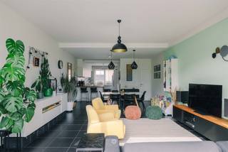 <p><span>SINT-AMANDSBERG - Verzorgde gezinswoning met groene tuin op rustige ligging</span></p><p><span> </span></p><p><span>Op een rustige en tegelijk centrale ligging in Sint-Amandsberg bevindt zich deze verzorgde en volledig instapklare gezinswoning met vier slaapkamers en een aangename, zonnige tuin. De woning ligt in een rustige straat met weinig verkeer, terwijl winkels, scholen, kinderopvang, openbaar vervoer en verschillende invalswegen vlot bereikbaar zijn. Ook voor wie graag wandelt of fietst, zijn er in de omgeving verschillende groene mogelijkheden. </span></p><p><span> </span></p><p><span>De woning werd doorheen de jaren met veel zorg ingericht en onderhouden. Op het gelijkvloers geeft de ruime inkomhal toegang tot een apart gastentoilet. Verder bevinden zich hier de keuken, eetplaats en lichtrijke leefruimte. De grote raampartijen zorgen voor een aangename lichtinval en een fijne verbinding met de tuin. De keuken is praktisch ingericht, met aansluitend een handige berging. </span></p><p><span> </span></p><p><span>Op de eerste verdieping bevinden zich twee slaapkamers. De ruime master bedroom beschikt over een dressing. De tweede kamer kan eveneens als slaapkamer worden ingericht en geeft toegang tot de tweede verdieping. Verder is er een badkamer met ligbad, douche, dubbele lavabo en toilet. De ingemaakte kasten in de nachthal zorgen voor bijkomende bergruimte. </span></p><p><span> </span></p><p><span>De tweede verdieping biedt nog twee volwaardige slaapkamers.</span></p><p><span> </span></p><p><span>Een van de grote troeven van de woning is zonder twijfel de tuin. Deze is zuidoostgericht en geniet van veel zon vanaf de ochtend tot in de late namiddag. Dankzij de twee terrassen is er steeds een aangename plek in de zon of in de schaduw. Het vele groen rondom zorgt bovendien voor een rustig en aangenaam uitzicht. </span></p><p><span>Achteraan bevindt zich nog een ruime tuinberging. </span></p><p><span> </span></p><p><span>Ook op energetisch vlak is de woning goed uitgerust. Ze beschikt over 10 recente zonnepanelen en heeft een energiescore van 101 kWh/m² jaar. </span></p><p><span> </span></p><p><span>Een verzorgde en instapklare gezinswoning voor wie comfortabel wil wonen met vier slaapkamers, een groene tuin en alle dagelijkse voorzieningen binnen handbereik. </span></p><p><span> </span></p><p><span>Belangrijk: </span></p><p><span>EPC B (101 kWh/m² jaar) </span></p><p><span>Richtprijs: € 465.000</span></p><p><span> </span></p><p><span>Interesse? Contacteer Axel Lenaerts Destelbergen via <span>destelbergen@axellenaerts.be</span></span><span> of 09 219 08 77 voor meer informatie of een bezoek. </span></p>