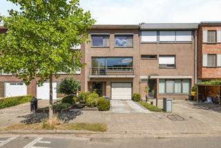 Deze verrassend veelzijdige woning uit 1980, gelegen in de rustige Gebroeders Van Raemdoncklaan in Edegem. Ideaal voor kangoeroewonen,...