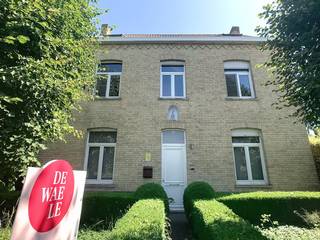 Dit ruime huis te koop in het pittoreske Roesbrugge biedt tal van mogelijkheden en is ideaal als gezinswoning. Het huis is met zorg onderhouden...
