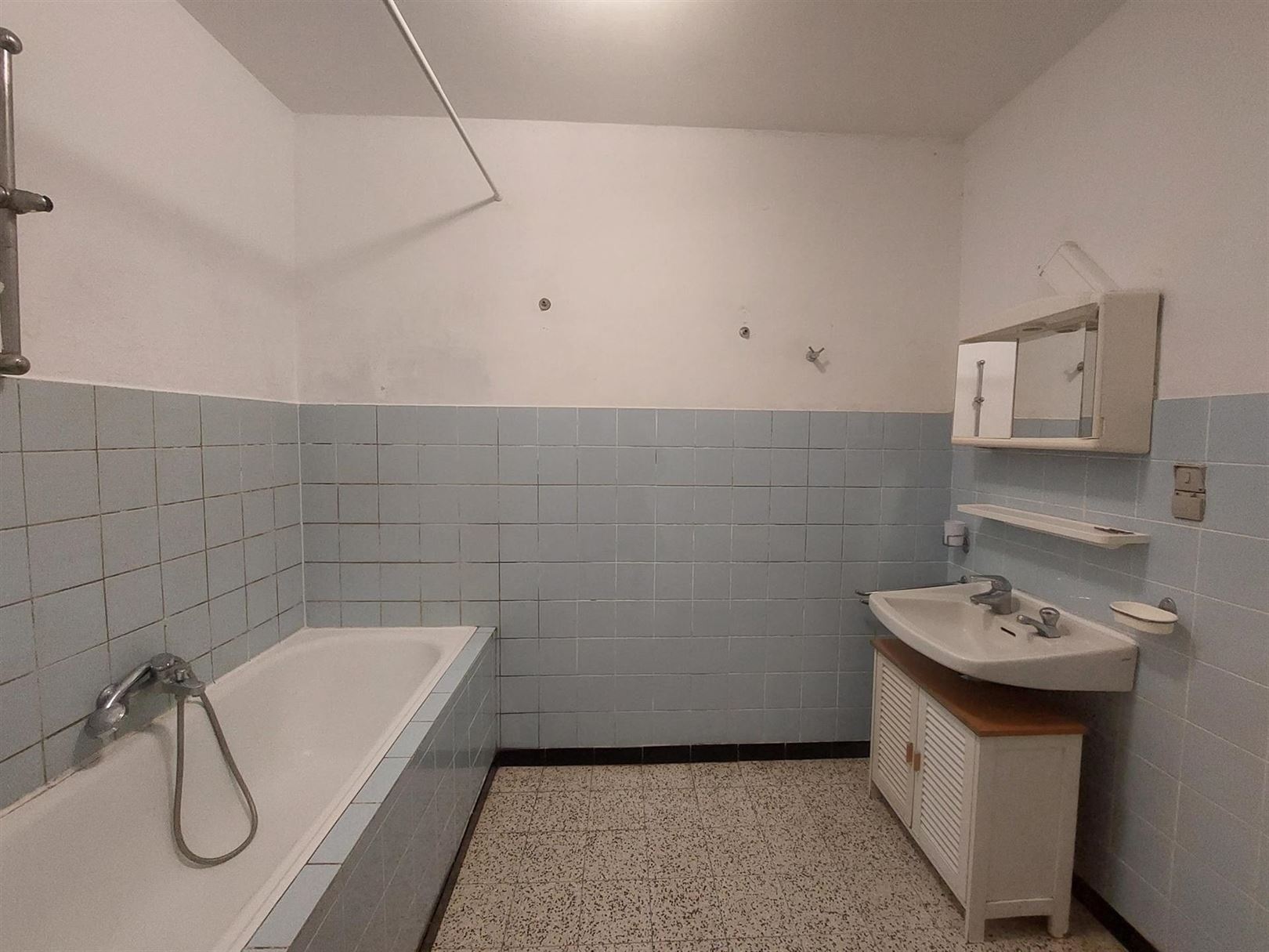 Appartement met 2 slaapkamers, terras en garage. - foto 5