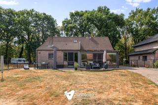 <p><span>Gerenoveerde vrijstaande woning met 3 slaapkamers uiterst rustig gelegen op een perceel van 8,86 te Heppen.</span></p><p><span> </span></p><p><span>Belangrijkste troeven: </span></p><p><span>- Uiterst rustige locatie te midden van het groen</span></p><p><span>- Kwalitatief afgewerkt en uitstekend onderhouden</span></p><p><span>- 3 slaapkamers</span></p><p><span>- Conforme elektriciteit </span></p><p><span>- Volledig gerenoveerd in 2019: nieuwe keuken, badkamer, zolderverdieping,...</span></p><p><span>- CV op gas </span></p><p><span>- Gezellige veranda</span></p><p><span>- Uitgestrekte tuin met prachtig zicht op de achterliggende velden</span></p><p><span> </span></p><p><span>Bekijk zeker ook de foto's en de grondplannen met de afmetingen. Zo krijgt u van thuis uit al een perfect beeld van wat deze woning te bieden heeft!</span></p><p><span> </span></p><p><span>Wenst u meer info of een vrijblijvende bezichtiging, contacteer dan ons kantoor op het nummer 011 85 15 15 en wij helpen u graag verder. </span></p>