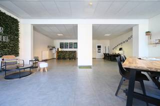 Dit instapklare handelspand gelegen in de Kerkstraat in Merelbeke beschikt over een oppervlakte van 106,80 m² en leent zich perfect voor...