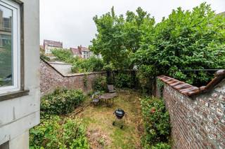 !!! WONINGDELING !!! 1 gemeubileerde kamer in een woongemeenschap !!! Trevi biedt u in dit huis een kamer aan in een woongemeenschap. Bestaande uit 8 gemeubileerde kamers met een gedeelde badkamer voor 2 kamers, een ruime gemeenschappelijke ruimte, keuken en woon-/eetkamer. Er is een kamer beschikbaar voor 625 € + 140 € vaste kosten (water, gas, elektriciteit, internet, schoonmaak van de gemeenschappelijke ruimtes, wasmachine beschikbaar). EPC E. Afmetingen ter indicatie. Beschikbaar vanaf 01/08/2026!