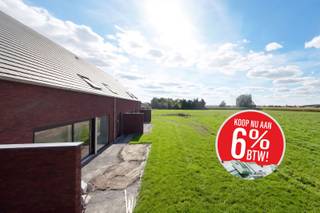 <span><span><span>Prachtig wonen in alle rust en toch dicht bij het centrum van Langemark-Poelkapelle en vlotte verbinding naar steden als Diksmuide, Ieper en Poperinge.<br />Nieuwbouwproject '<strong>De Mangelaar' </strong>is een <strong>unicum op de markt</strong>. De woningen zijn gerealiseerd door ontwikkelaar <strong>Leoliz</strong> </span></span></span><span><span><em>(Nieuwbouwontwikkelaar, die met heel wat ervaring in de bouw, zijn klanten graag persoonlijk begeleidt doorheen het bouwtraject)</em></span></span><span><span><span><span>.</span></span><br /><br /><span>In de ontwerpfase werd de nodige aandacht besteed aan <strong>het ruimtelijke gevoel </strong>in de woning en dit in combinatie met toepassing van energiezuinige technieken en duurzame materialen bekomen we zo een uniek aanbod binnen het nieuwbouwsegment. We kunnen u woningen aanbieden met maar liefst <strong>220m²</strong> aan bewoonbare oppervlakte en er is keuze uit aanbod met <strong>3 tot zelfs 5 ruime slaapkamers</strong>. Wagens krijgen plaats in een inpandige <strong>garage of een ruime carport </strong>gekoppeld aan de woning.</span><br /><br /><span>Er werd gekozen om de woningen af te werken met <strong>vloerverwarming (zowel beneden als boven)</strong>, koppeling met een warmtepomp behoort tot de mogelijkheden. Voor ventilatie werd gekozen voor <strong>systeem D</strong>, dus met warmterecuperatie. In het lastenboek merk je snel op dat de nodige aandacht is besteed om voor de afwerking van de woning te kiezen voor <strong>kwaliteit</strong>. De budgetten vooropgesteld voor badkamer, keuken en vloeren dekken ruim de noden en kunnen op heden nog volledig verder gepersonaliseerd worden.   </span><br /><br /><span>Het project 'De Mangelaar' zal in verschillende fases gebouwd worden, iedere fase gekenmerkt door een eigen opleveringsdatum.<br />Op heden zijn de werken gestart voor woning 1 en 2 (koppelwoningen langs de Mangelaarstraat).</span><br /><span>Het project zal vervolgens verder gerealiseerd worden met 2 rijwoningen en 4 halfopen bebouwingen met als kers op de taart <strong>één alleenstaande villa </strong>op een perceel van maar liefst <strong>726m²</strong>.</span><br /><br /><u><strong><span>Groen wonen:</span></strong></u><br /><span>De woningen zijn allen gebouwd volgens de <strong>BEN</strong>-normering, vanuit de vergunning dient een energielabel bekomen te worden lager dan E25. Dit betekent ook dat u een <strong>korting geniet van 50% op uw onroerende voorheffing gedurende de eerste 5 jaar.</strong> In samenspraak met de bouwheer kan echter ook een volledige vrijstelling bekomen worden, mits enkele extra aanpassingen bovenop de standaard (extra zonnepanelen,…).</span><br /><br /><strong><u>Troeven van deze woning:</u></strong></span></span>
<ul>
	<li><span><span><span><span><span><span><span><span><span><span><span><span>Woningen met 5 <strong>ruime</strong> slaapkamers (één slaapkamer op het gelijkvloers);</span></span></span></span></span></span></span></span></span></span></span></span></li>
	<li><span><span><span><span><span><span><span><span><span><span><span><span>Uniek<strong> </strong>perceel met <strong>panoramische verzichten</strong>;</span></span></span></span></span></span></span></span></span></span></span></span></li>
	<li><span><span><span><span><span><span><span><span><span><span><span><span>Zolder als extra bergruimte te gebruiken;</span></span></span></span></span></span></span></span></span></span></span></span></li>
	<li><span><span>Woonkamer beschikt over een open vide tot op eerste verdiep; </span></span></li>
	<li><span><span><span><span><span><span><span><span><span><span><span><span>Vloerverwarming (beneden en boven);</span></span></span></span></span></span></span></span></span></span></span></span></li>
	<li><span><span><span><span><span><span><span><span><span><span><span><span>Ventilatiesysteem D;</span></span></span></span></span></span></span></span></span></span></span></span></li>
	<li><span><span><span>Zonnepanelen;</span></span></span></li>
	<li><span><span><span>Regenwaterput (7.000 tot 10.000L);</span></span></span></li>
	<li><span><span><span><span><span><span><span><span><span><span><span><span>Ruime berging gekoppeld aan carport en tuin;</span></span></span></span></span></span></span></span></span></span></span></span></li>
	<li><span><span><span><span><span><span><span><span><span><span><span><strong>Avondzon in de tuin</strong>;</span></span></span></span></span></span></span></span></span></span></span></li>
	<li><span><span><span>Ruime carport voor 2 wagens + oprit;</span></span></span></li>
	<li><span><span><span>Terras en tuinafsluiting inbegrepen in prijs;</span></span></span></li>
</ul>
<span><span><span><em>Op heden vrije keuze in de materialen, afwerking op maat. De oplevering van deze nieuwbouwwoningen gebeurt in verschillende fases.</em><br /><br />Deze energiezuinige nieuwbouwwoningen zijn ook uiterst geschikt als <strong>opbrengsteigendom. </strong></span></span></span><br /><br /><span><span><strong>WENS JE EEN BROCHURE VAN DIT PROJECT TE BEKOMEN?</strong> (incl. alle verkoopplannen, lastenboek en totaalprijs), neem dan snel contact op met één van onze makelaars. Bel Diksimmo op het nummer 051 50 11 51 of mail naar diksmuide@diksimmo.be.</span></span>