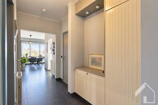 <p><span>Jolie maison familiale prête à emménager, avec jardin et 3 chambres spacieuses</span></p><p><span> </span></p><p><span>La maison est située dans un quartier résidentiel calme, dans une rue à sens unique. Au calme tout en étant centrale, elle bénéficie de nombreuses commodités telles que les transports en commun, les commerces, les écoles et les crèches, toutes accessibles à pied. </span></p><p><span> </span></p><p><span>On entre dans la maison par un hall d'entrée lumineux donnant accès au garage, à la cave, à des toilettes pour invités et à la pièce à vivre. Le garage est idéal pour ranger les vélos et y installer la machine à laver et le sèche-linge. Depuis le spacieux espace de vie, on accède à une cuisine fonctionnelle dotée d’un débarras supplémentaire et donnant sur le jardin et la terrasse. Ce jardin urbain orienté à l’ouest vous permettra de vous détendre pleinement. </span></p><p><span>Au premier étage, on trouve deux grandes chambres, dont l’une est actuellement utilisée comme salle de sport. On y trouve également une salle de bains spacieuse avec baignoire/douche, WC et double lavabo. En continuant vers le deuxième étage, vous passez d’abord devant un meuble de bureau pratique avant d’accéder à la suite parentale, une magnifique chambre avec placards intégrés et une salle de bains ouverte dotée d’une douche à l’italienne. </span></p><p><span> </span></p><p><span>'s supplémentaires :</span></p><p><span>- Label EPC C - aucune obligation de rénovation</span></p><p><span>- Cave spacieuse avec installation de chauffage central</span></p><p><span>- Double vitrage en PVC</span></p><p><span>- Installation électrique conforme à l'AREI </span></p><p><span>- Adoucisseur d'eau</span></p><p><span>- Aucune mesure figurant dans la plateforme flamande de mise en conformité</span></p><p><span>- Prête à emménager</span></p><p><span> </span></p><p><span>Vous recherchez une maison familiale prête à emménager et économe en énergie, bien située ? Nous serons ravis de vous accompagner lors d'une visite.</span></p><p><span>Vous pouvez également faire appel à nous pour une estimation de la valeur de votre propre logement.</span></p><p><span> </span></p><p><span>Contactez immo Matrix-Kolum pour plus d'informations et pour planifier votre visite.</span></p><p><span> </span></p>