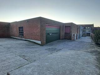 Warehouse for rent in Beselare consisting of three parts:- main warehouse 112 m²- adjoining warehouse with two floors of 108 m² eachSpecifications:...