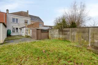 Deze te renoveren woning, gelegen aan Bosstraat 98 in Ternat, biedt een uitstekende opportuniteit voor wie op zoek is naar een woning met potentieel op een strategische ligging. Dankzij de nabijheid van belangrijke invalswegen geniet u van een vlotte verbinding naar omliggende steden, terwijl ook het station en diverse scholen zich op korte afstand bevinden. Dit maakt de ligging bijzonder aantrekkelijk voor gezinnen, pendelaars en investeerders.

De woning is gelegen op een perceel van 2 are en beschikt over een functionele indeling. Bij het betreden van de woning komt u in de inkomhal, die toegang biedt tot de verschillende leefruimtes. De ruime leefruimte geniet van een aangename lichtinval en vormt het hart van de woning, met voldoende plaats voor zowel een zit- als eetgedeelte. Aansluitend bevindt zich de keuken, die volledig naar eigen smaak en noden kan worden vernieuwd. Verder is er nog een praktische kelder aanwezig, ideaal voor stockage.

Op de eerste verdieping bevinden zich drie volwaardige slaapkamers, die tal van mogelijkheden bieden voor een gezin, bureau of hobbyruimte. De badkamer is eveneens op deze verdieping terug te vinden en kan volledig gemoderniseerd worden. De zolderverdieping biedt bijkomend potentieel en kan, mits de nodige aanpassingen, worden ingericht als extra slaapkamers, bureau of polyvalente ruimte.

Kortom, deze woning is de perfecte kans voor wie een renovatieproject zoekt met tal van mogelijkheden, waarbij u de woning volledig naar eigen smaak en hedendaags comfort kan omvormen. Dankzij de centrale ligging en de praktische indeling vormt dit pand een interessante investering met toekomstwaarde.
Michael@immoaccenta.be