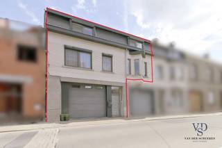 Bij het binnenkomen van de woning wordt u verwelkomd in een inkomhal die een rechtstreekse verbinding vormt met de inpandige garage,...