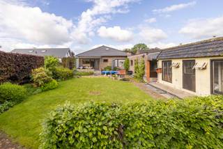 Goed onderhouden laagbouwwoning met 3 slaapkamers, garage en omheinde tuin, gelegen in een rustige buurt doch zeer centraal. <br /><br />Indeling: inkomhal; woonkamer met vele glaspartijen en gezellige houthaard; ruime keuken met zicht op de tuin; aanpalende berging; nachthal; 3 slaapkamers; apart toilet; betegelde badkamer bevat toilet, douche in bad en dubbele lavabo; <br /><br />1V: uittrekbare trap naar de zolder, momenteel ingericht als studio met verwarming. <br /><br />Oprit vooraan met 2x carport; keuken geeft toegang tot een gezellig overdekt terras (2015); garage met automatische poort en voorziening voor WM/DK; volledig omheinde tuin met tuinhuis en bergingen. <br /><br />Algemeen: <br />- EPC label D (geen renovatieplicht) <br />- CV op stookolie met ketel van 2021) <br />- Dak gerenoveerd en geïsoleerd in 2005 <br />- Cetrale ligging nabij scholen, winkels, autostrades, etc.<br /><br />Bekijk zeker de 360° rondgang via onze website (+ mogelijkheid tot opmeten en ontmeubelen).<br />Alle attesten zijn beschikbaar onderaan op onze website. <br />Voor meer info of een bezoek: 0472 22 22 44 of thanee@solittvastgoed.be.