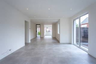 Rustig gelegen en volledig gerenoveerde instapklare woning met 4 slaapkamers, 2 badkamers, tuin en garage.Deze gerenoveerde woning combineert...