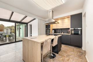 Deze woning is gelegen in Turnhout, op wandelafstand van winkels, scholen en andere dagdagelijkse voorzieningen, en vlak bij het centrum. Dankzij de vlotte bereikbaarheid en de centrale ligging combineert u hier het comfort van de stad met een aangename woonomgeving.<br /><br />Via de inkomhal komt u in de leefruimte, die aansluit op de volledig uitgeruste keuken. Samen vormen ze een open en praktisch geheel met aangename lichtinval. Achteraan bevindt zich de badkamer, voorzien van een douche in bad en toilet. Er wordt nog een witte schuifdeur geplaatst. <br /><br />Op de eerste verdieping vindt u 2 volwaardige slaapkamers en een apart toilet. De tweede verdieping biedt nog 2 extra slaapkamers, ideaal als kinderkamers, bureau of hobbyruimte. <br /><br />Buiten geniet u van een gezellige, westelijk georiënteerde stadstuin met terras, waar u tot in de avond kan ontspannen in de zon. Het tuinhuis en de aanbouw (met aansluiting voor wasmachine en droogkast) bieden extra bergruimte. <br /><br />In de omliggende straten zijn voldoende parkeermogelijkheden, waardoor u steeds vlot een plaats in de buurt van de woning vindt.<br /><br />Met een EPC-score B, zonnepanelen met thuisbatterij, dakisolatie en recent vernieuwde dubbele beglazing is deze woning energiezuinig en comfortabel. <br /><br />Troeven:<br />- Energiezuinige stadswoning <br />- Zonnepanelen met thuisbatterij<br />- Elektriciteit conform <br />- Recent vernieuwde dubbele beglazing <br />- Recent vernieuwde keuken en badkamer <br />- Centrale ligging nabij het centrum<br />- 4 slaapkamers<br />- Westgerichte stadstuin met veel bergruimte<br />- Instapklaar