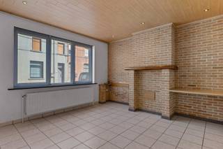 <p>Deze gezinswoning is gelegen op wandelafstand van centrum Opstal en op korte afstand van scholen, openbaar vervoer en winkels. Indeling: lichtrijke inkomhal met toegang tot een gezellige leefruimte, een badkamer met toilet, ligbad + douchemogelijkheid, een wastafel en aansluitend een praktische opbergruimte. Verder is er een geïnstalleerde keuken en een bergruimte met oa aansluiting voor wasmachine/droogkast. Via de keuken is er toegang tot het terras en de tuin. Grote troef is de mogelijkheid om 2 wagens te parkeren achteraan de tuin via de zijoprit enkele huizen verder. Op de eerste verdieping is er een nachthal, een ruimte die kan worden ingericht als babykamer/opbergruimte/bureau en zijn er 3 ruime slaapkamers waarvan 1 met een toilet. TROEVEN: gezellig woning, lichtrijke ruimtes, terras en tuin, voldoende parking achteraan, EPC label C, géén renovatieplicht. Meer info of een bezoek? Contacteer gerust Charlotte van IMMO TROEF: 052 52 52 00 – info@immotroef.be</p>