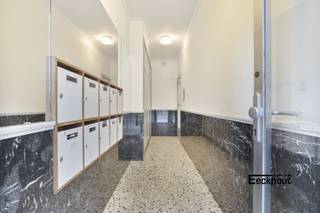 Dit appartement van 85m² bevindt zich op de vijfde verdieping, op wandelafstand van het strand en het winkelcentrum van Oostende, en zeer dicht bij openbaar vervoer!<br />Het ruime appartement is ingedeeld als volgt:<br />inkomhal met afzonderlijke berging en toilet, ruime woonkamer voorzien van open haard, aparte keuken, badkamer met ligbad en lavabo, en 2 volwaardige slaapkamers, waarvan beide kamers toegang hebben tot afgesloten terras. Verwarming is gemeenschappelijk. Er is een privatieve kelder en een afvalberging aanwezig.<br />Het appartement wordt momenteel verhuurd, wat dit mogelijks ideaal maakt als investering.