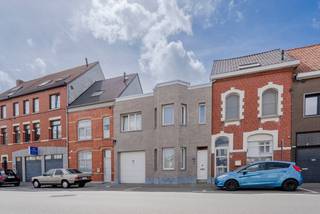 Ontdek deze instapklare en zeer ruime woning op de grens Kortrijk-Heule. Deze woning is ideaal voor zij die op zoek zijn naar dat tikkeltje extra. Een eigen praktijkruimte, een leuke hobbyruimte of een praktische opslagruimte... deze woning biedt alvast heel wat mogelijkheden.<br /><br />BELANGRIJKE TROEVEN:<br />- Extra ruimte die naar wens kan ingevuld worden<br />- Gunstig EPC (LABEL C)<br />- Ruime garage (voldoende hoogte voor bestelwagen)<br />- Centrale ligging nabij voorzieningen<br /><br />De inkomhal biedt toegang tot de lichtrijke woonkamer. Aansluitend bevindt zich de ruime keuken voorzien van alle nodige toestellen. Van hieruit hebt u ook toegang tot de praktische kelder. Achteraan de woning bevindt zich een eerste van twee badkamer met een apart toilet.<br /><br />Op de bovenverdieping zijn 3 ruime slaapkamers waarvan 2 te bereiken zijn via de dressing. Bovendien beschikt de woning over een 2e badkamer met ligbad en extra toilet. De 4e slaapkamer sluit aan op de badkamer en is momenteel ingericht als bureau.<br /><br />De woning is voorzien van een grote garage met voldoende hoogte voor een bestelwagen. Via de garage bereik je de aangelegde tuin met op het einde van de tuin een grote multifunctionele ruimte, in te richten naar wens. <br /><br />Plan snel jouw bezoek in!
