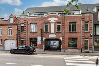 In <strong>hartje Hoogstraten,</strong> op wandelafstand van Horeca, ontspanningsmogelijkheden en scholen treffen we dit<strong> instapklaar</strong> appartement. De woning is in 2008 gebouwd en is recent volledig gerenoveerd. Kwalitatieve materialen, lichtinval en uitzonderlijk design kenmerken dit appartement. <br /><br />Indeling; <br /><strong>Gelijkvloers:</strong> <br />Open leefkamer met keuken, voorzien van bijzonder veel glaspartijen.<br />Gastentoilet <br /><br /><strong>-1 Verdieping</strong><br />Kinderkamer<br />Ouderkamer <br /><strong>Volledig vernieuwde badkamer </strong><br />Afzonderlijk toilet<br /><br />Bijzonderheden: <br />Instapklaar<br /><strong>Energiezuinig</strong><br />Kwalitatief afgewerkt<br />Airco<br />Zonnepanelen<br /><br />In de gehele woning is er ruim voldoende opslagplaats voorzien door middel van <strong>ingebouwde kasten.</strong><br />Tevens is er de mogelijkheid om parkeerplaatsen en/ of een garagebox bij te huren. <br /><br />Kortom, betaalbare <strong>topkwaliteit</strong> in het bruisende centrum van <strong>Hoogstraten!</strong>