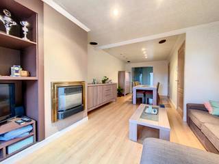 <p>Nabij het centrum van Harelbeke treffen we deze gezellige etagewoning, bestaande uit :<br />gelijkvloers : inkom met trap + bergplaats voor fietsen ed.<br />1e verdiep : gezellige living met aardgascassette, volledig ingerichte keuken met alle apparatuur, 2 ruime terrassen, wasplaats met sauna en berging/bureau<br />2e verdiep : één ruime slaapkamer, dressing, toilet en ingerichte badkamer met ligbad en douche.<br />Troeven :<br />- Recent werd het dak volledig vernieuwd en geïsoleerd<br />- elektriciteit is conform tot 2044<br />- overal dubbele beglazing PVC<br />- bewoonbare oppervlakte = 94m² (+ 2 zonneterrassen)<br />- geen renovatieplicht<br />- vlot bereikbare ligging<br />Deze eigendom is het ideale vastgoed voor jonge starters of als investering (momenteel goed verhuurd met conformiteitsattest).</p>