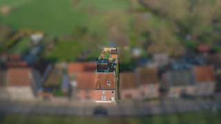 AAIGEM - Landelijk te renoveren woning in het idyllische Aaigem. Rustig en charmant gelegen aan het wandelgebied " Den Dotter", groen, beschermd landschap aan de Vallei van de Molenbeek.<br /><br />Deze HOB heeft een open zicht voor-en achteraan de woning. Bij de eigendom (inbegrepen in de vraagprijs), is ook nog een achterliggend stuk weiland inbegrepen op 1100m², dit is uitermate goed geschikt voor een moestuin, het stallen van kleine dieren (geitjes, schapen of pony) , of kan dienst doen als speeltuin voor de kinderen.<br />De indeling van de woning is traditioneel, op de benedenverdieping is de inkomhal met toegang tot grote woonkamer, eetkamer en keuken, er is nog een achterbouw met zicht op de stallingen en tuin. Recent tuinhuis in de tuin. Op de bovenverdieping zijn er 3 ruime slaapkamers en badkamer. Er is een vaste trap naar de zolderverdieping, waar nog extra kamers kunnen gemaakt worden.<br /><br />Het is een mooi renovatieproject op de mooiste plek van Aaigem, wie wil er niet op Landries wonen!?<br /><br />Profiteer van deze mooie opportuniteit en maak een afspraak via 053/60.65.60.