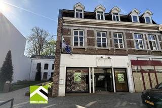 Gelegen in het meest bruisende gedeelte van de winkelstraat van Tongeren, biedt dit karaktervolle pand tal van mogelijkheden. <br />Het gebouw is een authentiek burgerhuis uit de 17e eeuw in Maasstijl. <br />De ligging en ruimte maken het perfect voor wie op zoek is naar een veelzijdige investering.<br /><br />Naast dit gebouw werd recent een doorgang gemaakt naar de nieuwe stadstuinen. <br /><br />HUIDIGE INDELING: <br />Gelijkvloers: <br />x Handelsruimte van 125m² met een brede gevel (7 meter) en een opvallende etalage, momenteel ingericht als kledingzaak. <br />x achteraan bevinden zich paskamers, een handige berging, een apart toilet en een kleine keuken. <br />x verder is er een knusse binnenkoer en een CV-ruimte. <br /><br />Eerste verdieping: <br />x centrale gang die toegang biedt tot vier ruime kamers. <br />x kleine kamer met toegang tot de tweede verdieping. <br /><br />Tweede verdieping: <br />x twee kamers aan de voorzijde. <br />x ruime bergruimte achteraan, ideaal voor opslag of extra woonruimte.<br /><br />Dit pand biedt tal van renovatiemogelijkheden: van commerciële ruimtes tot stijlvolle appartementen of een combinatie van winkel en woning. Met zijn rijke historische achtergrond en toplocatie is dit een buitenkans voor investeerders of ondernemers.<br /><br />Voor meer informatie, neem contact op via dries@immo-leroi.be of bel ons op 012 23 00 23 voor een bezichtiging.