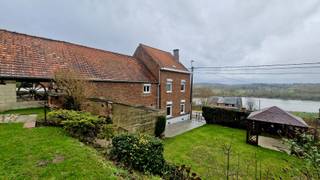In het rustige en groene Pécrot, nét over de taalgrens, bevindt zich deze charmante, vrijstaande woning met een uniek en adembenemend zicht op...