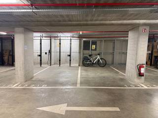 Gelegen in het gebouw aan de Tunnelplaats (nabij het Prizeotel). De autostaanplaats op verdieping -3 is te bereiken via een sectionale poort die te bedienen is met een afstandsbediening.Achter de autostaanplaats bevindt zich de privatieve, afsluitbare berging.De huurder krijgt ook een sleutel die toegang geeft tot de liftkoker.Voordelen:-ligging: nabij Waaslandtunnel, de Leien en de Singel-extra bergruimte voor bv een fiets of extra spullen-toegang via afstandbediening en sleutel tot de liftkoker