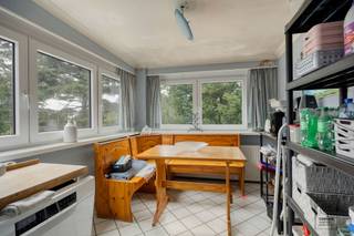 <p>Deze ruime bel-étagewoning biedt tal van mogelijkheden voor wie op zoek is naar een renovatieproject met potentieel. Met een bewoonbare oppervlakte van<strong> 187 m²</strong>, twee volwaardige slaapkamers en een zonnige tuin is dit een ideale gezinswoning of investering. Bij het betreden van de woning komt u terecht in een ruime inkomhal die toegang geeft tot de <strong>wasruimte</strong>, een apart gastentoilet en de <strong>inpandige garage</strong>.</p><p>Op de eerste verdieping bevindt zich de gezellige <strong>leefkeuken met zithoek</strong>, aansluitend op de <strong>lichtrijke leefruimte</strong> die is uitgerust met praktische ingemaakte kasten. De tussenverdieping herbergt de te renoveren badkamer, momenteel ingericht met een ligbad, douche, tweede toilet en lavabo. Op de tweede verdieping vindt u <strong>twee ruime en volwaardige slaapkamers</strong>.</p><p>Als absolute troef beschikt deze woning over een prachtige achtertuin, te betreden vanuit de wasruimte op de gelijkvloerse verdieping, van ongeveer 150 m², waar u in alle rust kunt genieten. Het aangelegde terras van circa 44 m² vormt de perfecte plek voor gezellige momenten met familie en vrienden. Bent u op zoek naar een woning die u volledig naar eigen smaak kunt renoveren? Dan is dit pand zeker een bezoek waard!</p><p>Extra: <br />- EPC 362 kWh/m2 jaar (Score D -> GEEN renovatieverplichting!)<br />- Watertoets: perceelscore A, gebouwscore A. <br />- Stedenbouwkundige informatie in aanvraag, maatregelenregister in aanvraag</p><p>Nabij school, winkels, autosnelweg, openbaar vervoer, etc. Voor meer info ga naar www.coenenvastgoed.be of bel 03/375.82.92</p>