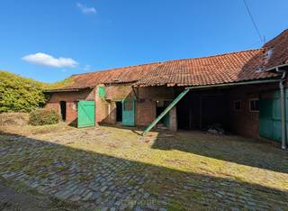 AUTHENTIEKE TE RENOVEREN VIERKANTSHOEVE met KNECHTENHUISJE, gelegen op een UITGESTREKT DOMEIN van meer dan 1 HECTARE in het LANDELIJKE...