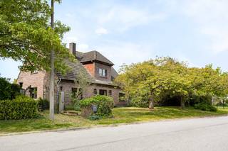 Gelegen in een aangename woonwijk in Oostakker bevindt zich deze ruime, vrijstaande villa op een perceel van 703 m². De woning combineert een degelijke bouwkwaliteit en veel lichtinval met een uitstekende ligging nabij scholen, winkels en invalswegen. Met 182 m² bewoonbare oppervlakte biedt dit pand tal van mogelijkheden voor gezinnen en thuiswerkers.GelijkvloersInkomhal & Bureau: Ruime ontvangsthal met gastentoilet en een apart bureau, ideaal voor een zelfstandige activiteit of thuiskantoor.Leefruimte & Keuken: Lichtrijke woonkamer met grote raampartijen en een karaktervolle zitput. De open keuken met toog sluit mooi aan op de eetruimte en de naastgelegen praktische wasplaats/berging.Eerste verdiepingSlaapkamers: Vier volwaardige slaapkamers, waarvan één beschikt over een aanpalende dressing.Badkamer: Uitgerust met een dubbele lavabo, ligbad en douche.Tuin & BijgebouwenDe zuidgerichte tuin garandeert rust en privacy. Daarnaast beschikt het eigendom over een vrijstaande garage en een extra bijgebouw achteraan, perfect in te richten als hobbyruimte, atelier of opslagplaats.Troef: De woning is onmiddellijk bewoonbaar, maar biedt de ideale basis om op esthetisch vlak te moderniseren naar eigen smaak.Bezoekdag 27/6 - inplannen via dewaele.comDe algemene voorwaarden van Dewaele DIY kunt u steeds raadplegen via dewaele.com.Bestuursmaatregelen in het maatregelenregister: in aanvraag
