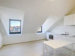 <p>In het hartje van Leuven, in de mooiste straat van het centrum, bevindt zich deze prachtige studio in een karaktervol gebouw dat volledig gerenoveerd werd. <br /><br />Dankzij de hoge plafonds en de overvloed aan natuurlijk licht voelt de ruimte extra ruim en aangenaam aan. <br />De studio is deels gemeubileerd, met comfortabele bedden en matrassen die al voorzien zijn, waardoor verhuizen moeiteloos verloopt. <br /><br />De ligging is simpelweg perfect: op wandelafstand van winkels, het station, bushaltes, fitnessfaciliteiten en alle andere voorzieningen die het stadsleven zo aantrekkelijk maken. <br />Een charmante, lichtrijke en instapklare plek voor wie op zoek is naar een stijlvolle en comfortabele thuis in het bruisende Leuven.<br /><br />De studio is beschikbaar vanaf 01/09/2026.<br />Er is een maandelijkse provisie van €135 voor de gemeenschappelijke lasten + individueel verbruik van water, gas en elektriciteit. <br /><br />Vraag snel je bezoek aan via www.living-stone.be!!</p>