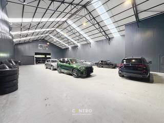 Woning met praktijkruimte + magazijnen op strategisch uitstekende locatie in rustige straat, doch vlakbij de op- en afrit van de E403!<br /><br /><u><strong>Benaderende OPPERVLAKTEN:</strong></u><br /><em><strong>Constructie - bewoonbare oppervlakten</strong></em><br /><strong>Woning:</strong> 377 m²<br /><strong>Bijgebouwen: </strong>120 m²<br /><strong>Kantoor:</strong> 45 m² <br /><strong>Magazijnen:</strong> 632 m²<br /><br /><em><strong>Grondoppervlakte</strong></em><br />Totale grondoppervlakte: 2.752 m²<br />Aantal parkeerplaatsen: >30<br /><br /><strong><u>INDELING:<br />WONING</u><br /><u><em>Gelijkvloers:</em></u></strong><br />Inkomhal - ruimte praktijkruimte met afzonderlijke inkomhal/2de woonkamer - gastentoilet (met lavabo) - wasplaats - berging - volledig verharde en omheinde parking - volledig aangelegde en omheinde tuin met bijhorende tuinkamer met gemetste BBQ en bijhorende ontspanningsruime met jacuzzi, sauna en badkamer (O.a. met lavabomeubel, toilet en douche).<br /><em><u><strong>Eerste verdieping:</strong></u></em><br />Hal - ruime lichtrijke living (met houtcassette) - volledig ingerichte keuken (O.a. met granieten werkblad, dubbele spoelbak, combi-oven, fornuis, dampkap, Amerikaanse koelkast en vaatwasmachine) - wasplaats (met uitgietbak en alle voorzieningen voor wasmachine en droger) - badkamer (O.a. met dubbel lavabomeubel en inloopdouche en sauna) - afzonderlijk toilet (met lavabo) - 4 slaapkamers - veranda - leuk zonneterras.<br /><u><strong>KANTOOR:</strong></u><br />± 45 m²: 2 ingerichte kantoren - maatkasten - zicht op en toegang tot de magazijnen - ook rechtstreeks toegankelijk vanuit de woning.<br /><u><strong>MAGAZIJN/WERKPLAATS:<br /><em>- 330 m²: </em></strong></u> Doorrit onder de woning van ± 48 m² (12,00 m x 4,00 m), plat dak vrije hoogte 3,70 m - poort met lichtstrook (b: 3,45 m - h: 3,65 m) - magazijn van 282 m² ( 19,50 m x 14,50 m) - zadeldak vrije hoogte 6,00 m tot 8,70 m in de nok - LED-spots - geïsoleerd.<br /><u><strong><em>- 120 m²:</em></strong></u> (8,27 m x 14,50 m) - wasplaats voor voertuigen - zadeldak vrije hoogte 4,00 m tot 6,70 m in de nok.<br /><u><em><strong>- 182 m²:</strong></em></u> (13,00 m x 14,00 m) - werkplaats - mezzanine - berging - zadeldak vrije hoogte 3,90m tot 6,40m in de nok.<br /> <br /><u><strong>Opmerkingen:</strong></u><br />- Energiezuinige woning! Géén renovatieplicht<br />- Rolluiken aanwezig<br />- Airco in huiskamer en 1 slaapkamer<br />- 64 Zonnepanelen aanwezig!<br />- Regenwaterput (10.000l) aanwezig!<br />- Vernieuwde en geïsoleerde loodsen<br />- Drijfkracht aanwezig (400V)!<br />- Camerabewaking aanwezig<br />- Perceel bouwgrond (600m2) inbegrepen!<br /><br />Zeer interessante woning voor ondernemers die wonen en werken willen combineren! Aarzel zeker niet om ons te contacteren voor een bezoek ter plaatse: 051/817.817 - <strong>info@centro.be</strong>.