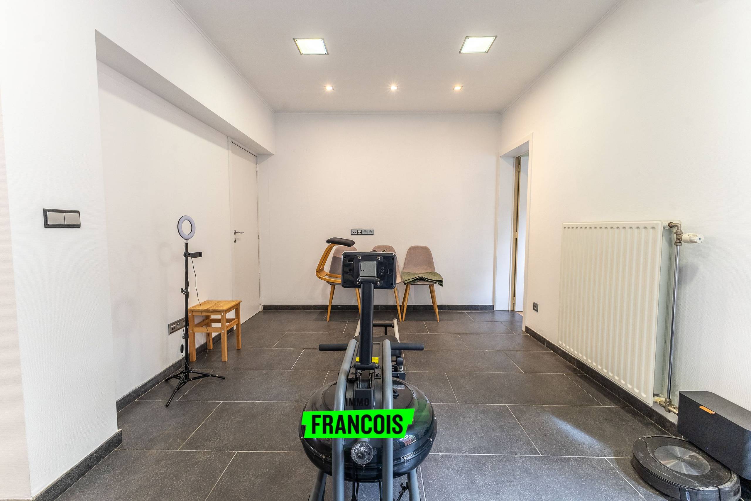 Goed gelegen handelshuis met verhuurd duplex appartement te koop nabij centrum Oudenaarde! - foto 4