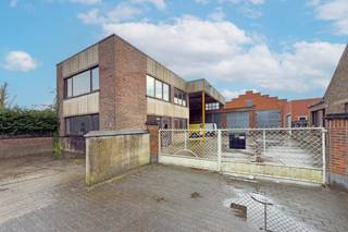 Magazijnruimte van ca. 950 m² met kantoorruimte van 100 m², gunstig gelegen langs de Schoolstraat en vlot bereikbaar via de N46.Achteraan bevindt...