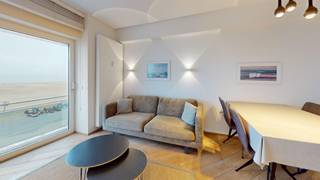 Dit appartement is gelegen op de zeedijk van Heist en biedt een open zicht op zee. U geniet van veel natuurlijke lichtinval dankzij de...