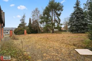 Droom je van een ruime woning met een riante tuin op een vlot bereikbare locatie?<br />Dit perceel aan de Staatsbaan 182 A in Bekkevoort biedt jou met een indrukwekkende oppervlakte van 1.506 m² alle ruimte om jouw woondromen waar te maken.<br /><br />Dankzij de centrale ligging geniet je van een uitstekende verbinding naar omliggende steden zoals Scherpenheuvel en Diest, terwijl scholen, winkels en openbaar vervoer dichtbij zijn. Op het perceel staat momenteel nog een magazijn met een bebouwde oppervlakte van 314 m² (bouwjaar 1981), wat interessante perspectieven biedt voor wie een knap vernieuwings- of nieuwbouwproject plant.<br /><br />Doordat je hier de mogelijkheid hebt om een gloednieuw ontwerp te realiseren, kies je zelf voor een maximaal niveau van energiezuinigheid. Denk aan hoogwaardige isolatie, een warmtepomp en zonnepanelen om een Bijna-Energieneutrale (BEN) woning te creëren die klaar is voor de toekomst én je energiefactuur laag houdt.<br /><br />Heb je interesse in deze bouwgrond?<br />Maak vandaag nog je afspraak.<br />Mail naar info@immopersyn.be of bel 013 444 008.<br />