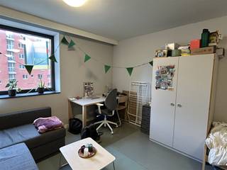 <p><span>Ben je op zoek naar een comfortabele en instapklare studentenstudio op een centrale locatie in Leuven? <br />Dan is deze studio van </span><span>31 m²</span><span>, gelegen op de tweede verdieping van een verzorgd gebouw aan het </span><span>Engelsplein</span><span>, zeker het ontdekken waard.</span></p><p><span>De studio is praktisch en doordacht ingericht, met een </span><span>ruime keuken</span><span> die over voldoende opberg- en werkruimte beschikt. De </span><span>aparte badkamer</span><span> is netjes afgewerkt en voorzien van een douche, lavabo en toilet. De leefruimte is licht en efficiënt ingericht, met voldoende plaats voor een slaap- en studeerhoek. De nette afwerking en slimme indeling zorgen ervoor dat de studio ruimer aanvoelt dan je zou verwachten, en maken het tot een bijzonder aangename plek om te wonen en studeren. Dankzij de aanwezigheid van </span><span>airconditioning</span><span> geniet je het hele jaar door van een aangenaam binnenklimaat, ook tijdens warme zomerdagen.</span></p><p><span>De ligging aan het Engelsplein biedt het beste van twee werelden: </span><span>een rustige woonomgeving</span><span> op wandelafstand van het bruisende stadscentrum, universiteiten, winkels en openbaar vervoer. Alles wat je nodig hebt, ligt binnen handbereik.</span></p><p><span>De huuropbrengsten bedragen 513,94 euro/maand </span></p><p><span>Of je nu op zoek bent naar een eigen stek tijdens je studiejaren of naar een interessante investering met vlotte verhuurbaarheid, deze instapklare studio heeft het allemaal.</span></p><p><span> </span></p><p><span>Interesse? Bel ons op 016 15 31 15</span><span> of mail naar info@immolivit.be voor meer info of een bezoek ter plaatse. </span></p>