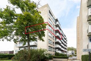 <p>Dit appartement in de Edmond de Coussemakerstraat combineert het rustige karakter van Linkeroever met een uitstekende bereikbaarheid naar het centrum van Antwerpen en de rest van de stad. Dankzij de ligging op de 4de verdieping geniet je van extra privacy, een open uitzicht en een aangename natuurlijke lichtinval in de leefruimtes. Winkels, openbaar vervoer en dagelijkse voorzieningen bevinden zich in de directe omgeving, waaronder de handelszone aan de Edmond de Coussemakerstraat en de Blancefloerlaan. De praktische indeling met drie slaapkamers maakt dit appartement geschikt voor gezinnen, koppels of wie extra ruimte zoekt.</p>
<p>Belangrijkste ruimtes:<br />• Ruime woonkamer (29 m²) met veel lichtinval<br />• Keuken (10 m²) uitgerust met vaatwasser, koelkast, gaskookplaat en elektrische oven<br />• Slaapkamer (14 m²)<br />• Slaapkamer (10 m²)<br />• Slaapkamer (9 m²)<br />• Badkamer (5 m²) met ligbad<br />• Apart toilet met handenwasser<br />• Inkomhal (10 m²)</p>
<p>Troeven:<br />• Rustige ligging op Linkeroever met vlotte verbinding naar Antwerpen<br />• Nabij winkels, openbaar vervoer en dagelijkse voorzieningen<br />• Gelegen op de 4de verdieping met extra privacy en open uitzicht</p>
<p>Neem vandaag nog contact op voor meer informatie of een bezoek. JOUW DROOMAPPARTEMENT. ZO GEVONDEN!</p>