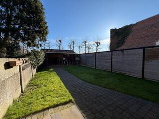 In een aangename, rustige zijstraat van Aalbeke (Kortrijk) vinden we deze verzorgde en verrassend ruime woning terug.<br />Dankzij de centrale ligging geniet je van een vlotte verbinding naar winkels, openbaar vervoer, scholen en belangrijke invalswegen, terwijl je toch heerlijk rustig woont.<br />Sfeervideo: https://youtube.com/shorts/rWPHXsdfbNc<br /><br />Indeling als volgt:<br />Bij het binnenkomen word je verwelkomd in de praktische inkomhal met berging, perfect geschikt om fietsen, jassen en schoenen netjes op te bergen.<br />Aansluitend betreed je de gezellige leefruimte, bestaande uit een sfeervolle zithoek, een eetplaats en een volledig geïnstalleerde keuken met ontbijthoek.<br /><br />Op het gelijkvloers bevinden zich eveneens de badkamer met douche, lavabo en toilet, én een eerste slaapkamer, wat deze woning uiterst geschikt maakt voor gelijkvloers wonen. Apart gastentoilet is ook aanwezig. Handige wasplaats met tal van extra opbergmogelijkheden maakt het gelijkvloers compleet.<br /><br />Op de eerste verdieping vinden we 2 volwaardige slaapkamers.<br />De ruime zolder biedt bovendien de mogelijkheid om extra kamers te creëren.<br /><br />De Oostgerichte tuin is een waar pluspunt. Netjes onderhouden, omgeven door groen en extra privacy dankzij de hoge bomen op het aanpalend perceel.<br />Achteraan bevindt zich een ruim tuinhuis, ideaal voor wie graag tuinmateriaal of hobbyspullen ordentelijk wil opbergen.<br /><br />Conforme elektriciteit &amp; volledig asbestvrij!<br />Kortom, zeker een bezoek waard!<br /><br />Onze ref. DEV4929