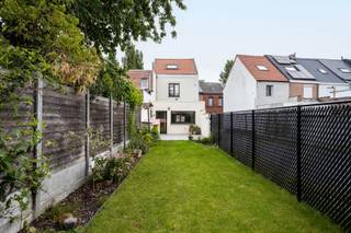 <p><span>Bent u op zoek naar een charmante woning met twee slaapkamers en een prachtige, verzorgde tuin? Dan stellen wij u graag deze gezellige rijwoning, met een bewoonbare oppervlakte van 120m², voor. Gelegen in de Vaartstraat te Willebroek geniet u hier van een rustige ligging nabij het water, terwijl het station, openbaar vervoer en scholen zich op wandelafstand bevinden. Bovendien bereikt u met de wagen vlot de A12.<br /><br /></span><span><span>Indeling<br /></span> <br />Via de inkomhal betreden we de sfeervolle woon- en eetkamer, waar de lichtinval en authentieke elementen meteen in het oog springen. Aansluitend bevindt zich de open keuken, uitgerust met alle nodige comfort. Vanuit de keuken heeft u een prachtig uitzicht op het zonnige terras en de uiterst verzorgde tuin, waar het heerlijk vertoeven is. Op het gelijkvloers vinden we ook een gastentoilet.</span></p>
<p><span>Op de eerste verdieping bevinden zich een ruime slaapkamer van 16 m² en een volledig vernieuwde badkamer, uitgerust met een ligbad, douche, dubbele lavabo en toilet. Daarnaast is er op deze verdieping ook ruimte voorzien voor een wasmachine en droogkast.</span></p>
<p><span>De tweede verdieping werd volledig ingericht als een ruime slaapkamer van maar liefst 18 m².<br /><br /><span>Troeven</span></span></p>
<ul>
<li><span>Dak vernieuwd</span></li>
<li><span>Instapklaar</span></li>
<li><span>EPC-label C - geen renovatieverplichting</span></li>
<li><span>Elektrische installatie conform</span></li>
</ul>
<p><span>Deze woning is de ideale thuis voor een koppel, al dan niet met een kindje.</span></p>
<p><span>Interesse? Contacteer ons vandaag nog voor een bezoek ter plaatse!</span></p>
<p><strong><span>info@impromove.be - </span>02 887 80 56</strong></p>