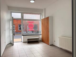 Wenst u meer informatie of een bezoek? 09 279 11 22 of info@centeroffice.beDit handelspand is gelegen in de Morekstraat. Het heeft een bruikbare...