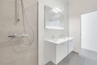 Toffe twee slaapkamerwoning, volledig gerenoveerd en met enorm veel lichtinval.De woning beschikt over een gezellige leefruimte, een volledig ingerichte keuken met alle toestellen. Verder zijn er een berging en een apart toilet voorzien.De badkamer is uitgerust met een douche en dubbele lavabo.Achteraan bevindt zich een diepe, zuidgerichte tuin met zicht op het achterliggende groen, wat zorgt voor een rustige en aangename buitenruimte.Gelegen in Sint-Niklaas, met een vlotte verbinding naar de belangrijkste invalswegen.