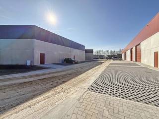Magazijn van ca. 170 m² te huur in Izegem in het nieuwbouwproject Stuyf met private parkeerplaats. Het magazijn is gelegen in de nabij het centrum van Izegem en van diverse invalswegen. Uitermate geschikt voor opslag en kleine ambacht.Specificaties:- sectionale poort ;- Regenput ;- 3fasige elektriciteit ;- 2 staanplaatsen voorzien- toilet-verlichting- extra stopcontactenBent u op zoek naar bedrijfsvastgoed te huur in Izegem? Contacteer ons voor meer informatie of een bezoek ter plaatse.