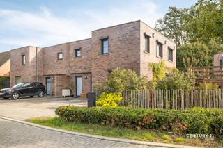 <p><span>In een </span><strong><span>aangename en rustige verkaveling in Tremelo</span></strong><span> bevindt zich deze prachtige, recente woning, gebouwd in 2018. Met een bewoonbare oppervlakte van maar liefst </span><strong><span>155 m²</span></strong><span>, gelegen op een perceel van 4 are, biedt deze eigendom de ideale combinatie van ruimte, hedendaags comfort en energiezuinig wonen.</span></p>
<p><span>De woning verkeert in </span><strong><span>uitstekende staat en is perfect instapklaar</span></strong><span>. Ze beschikt over vier volwaardige slaapkamers en een badkamer, waardoor ze zich uitstekend leent voor gezinnen of koppels die op zoek zijn naar een comfortabele thuis.</span></p>
<p><span>Ook op energetisch vlak scoort deze woning bijzonder goed. Dankzij het </span><strong><span>uitstekende EPC-label A</span></strong><span>, de aanwezige </span><strong><span>zonnepanelen en thuisbatterij</span></strong><span> geniet u van een energiezuinige woning die helemaal klaar is voor de toekomst. Bovendien is de elektrische installatie volledig conform.</span></p>
<p><span>De ligging (doodlopende straat) in een leuke, residentiële verkaveling vormt een extra troef. Hier geniet u van een aangename woonomgeving, terwijl de gunstige ligging zorgt voor een vlotte bereikbaarheid van de omliggende voorzieningen.</span></p>
<p><strong><span>Kortom, een recente, energiezuinige en volledig instapklare woning waar u zonder zorgen uw intrek kunt nemen!</span></strong></p>
<p><span>Bent u op zoek naar een moderne gezinswoning in Tremelo? </span><strong><span>Dan is deze eigendom absoluut een bezoek waard!</span></strong></p>