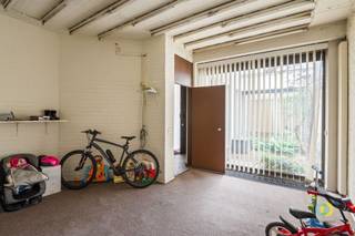 <p><span>OPEN HUIZEN DAG OP ZAT.21/03 VAN 15U30 TOT 16U30. Gelegen in het hart van Vilvoorde, op wandelafstand van het station en de Franklin Rooseveltlaan, biedt deze praktijkruimte een uitstekende bereikbaarheid, zowel met de auto als met het openbaar vervoer. Het pand is gevestigd in een karaktervol gebouw in jaren ’70-stijl, wat meteen een unieke uitstraling en charme geeft. Met een oppervlakte van maar liefst 148 m² biedt de ruimte tal van mogelijkheden voor het inrichten van praktijkruimtes, kantoren of andere professionele toepassingen. De bestaande indeling is praktisch, terwijl de aanwezigheid van twee aparte ingangen zorgt voor flexibiliteit en een efficiënt gebruik van het pand, volledig afgestemd op uw specifieke noden. Daarnaast beschikt het pand over een eigen buitenruimte met groen, die uitnodigt om een gezellige zithoek te creëren of een ontspannende plek voor cliënten en medewerkers. Deze combinatie van een centrale ligging, ruime oppervlakte en multifunctioneel karakter maakt dit pand tot een ideale locatie voor professionals die op zoek zijn naar een praktijkruimte met uitstraling en comfort.</span></p><p><span> </span></p>