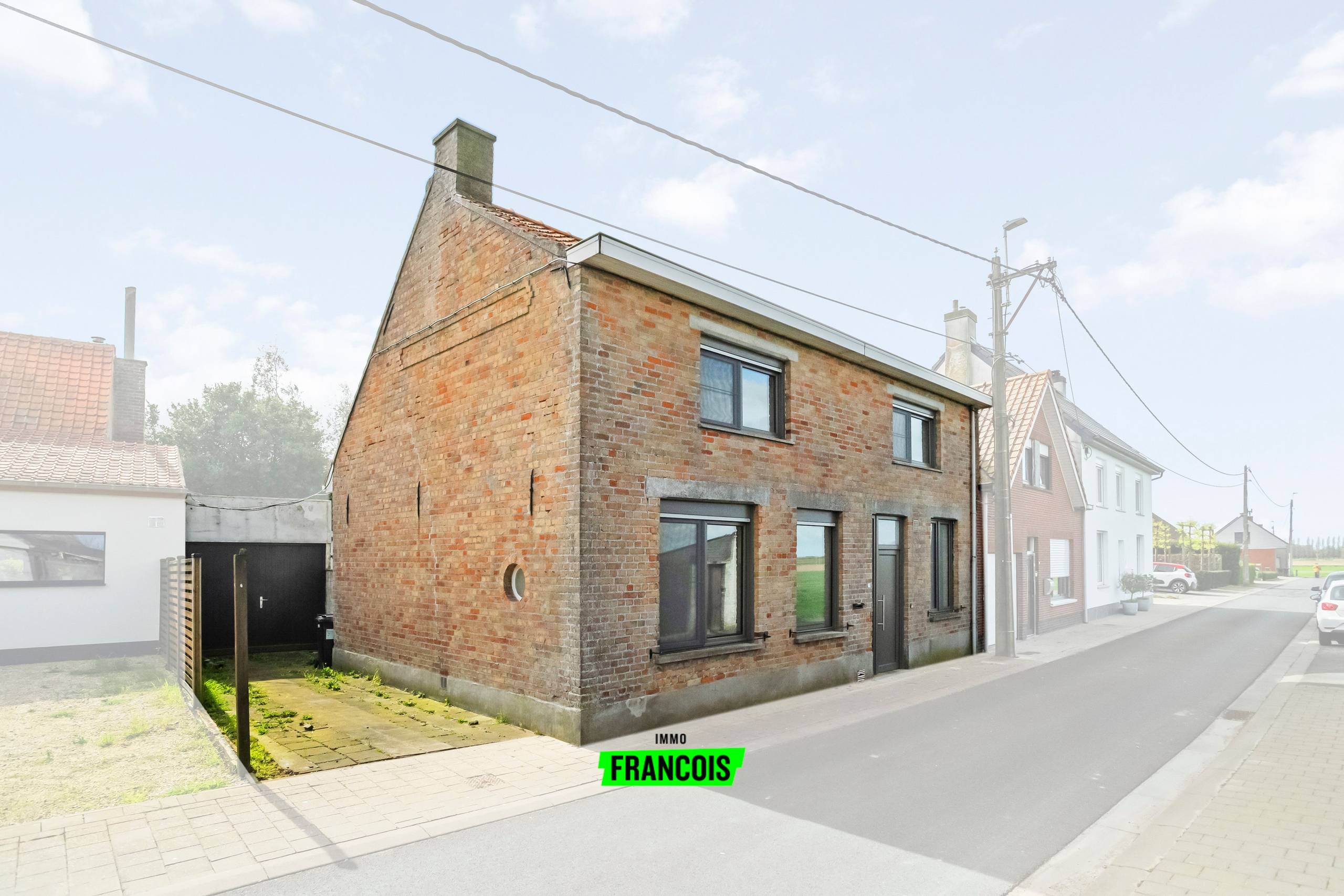 Deels gerenoveerde woning met ruime werkruimte en conforme elektrische keuring in Alveringem - foto 1