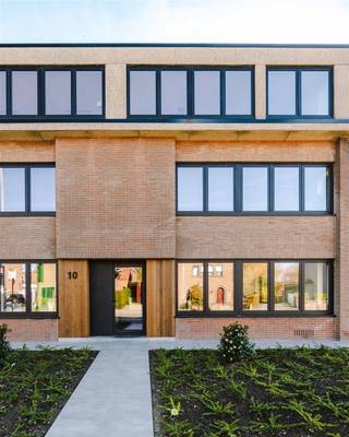 <p><span>Vous êtes à la recherche d'un magnifique penthouse en duplex à vendre près du centre de Saint-Nicolas ? Alors ne manquez pas de découvrir cet appartement rénové à la perfection !</span></p><p><span> </span></p><p><span>Quelques atouts en un coup d'œil :</span></p><p><span>- Rénovation qualitative et durable en 2025</span></p><p><span>- Matériaux magnifiques : parquet, mortex, armoires en noyer,... </span></p><p><span>- Frais de communauté très bas </span></p><p><span>- Bonne situation près du centre de Sint-Niklaas</span></p><p><span>- 3 chambres à coucher - 2 salles de bains</span></p><p><span>- Jardin commun</span></p><p><span> </span></p><p><span>L'appartement est situé au deuxième et dernier étage d'une résidence en cours de rénovation complète. Les photos'sont des images d'un appartement similaire du même promoteur et seront réalisées avec les mêmes matériaux et le même niveau de finition.</span></p><p><span> </span></p><p><span>Voici à quoi ressemble l'appartement : </span></p><p><span>Espace de vie avec de grandes fenêtres et une cuisine ouverte en noyer équipée de tous les appareils (lave-vaisselle, four, plaque de cuisson à induction avec hotte intégrée, congélateur,...).</span></p><p><span>De plus, l'appartement dispose de deux chambres de taille normale (11m² et 18m²). Salle de bains en mortex avec douche à l'italienne, toilettes et lavabo. Pièce de rangement séparée (avec connexion pour machine à laver). </span></p><p><span> </span></p><p><span>A l'étage, il y a une chambre supplémentaire + un espace bureau, une pièce de rangement et une salle de bain (avec baignoire).</span></p><p><span> </span></p><p><span>Le bâtiment a récemment été équipé d'un nouveau toit, de nouvelles fenêtres et d'une isolation des murs, ce qui confère à l'appartement une excellente étiquette énergétique (B). L'immeuble est donc parfaitement paré pour l'avenir ! </span></p><p><span>En outre, l'appartement a été entièrement rénové (y compris les nouvelles canalisations, l'électricité). Vous achetez donc le confort d'un appartement nouvellement construit, mais avec des droits d'enregistrement ! </span></p><p><span> </span></p><p><span>Un jardin commun sera aménagé à l'arrière de la résidence. </span></p><p><span> </span></p><p><span>Possibilité d'acheter un garage spacieux avec portail automatique (€ 25.000). </span></p><p><span> </span></p><p><span> </span></p><p><span> </span></p>