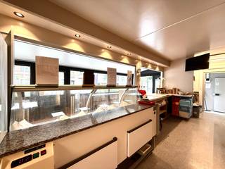 Ben je op zoek naar een instapklare frituur op een uitstekende locatie? Grijp dan nu je kans! Frituur De Oostpoort, gelegen op een topligging...