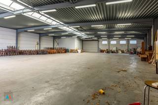 <p><strong>Ruime loods in het centrum van Loenhout, met een uitstekende bereikbaarheid. </strong><br />De loods heeft een totale oppervlakte van 700 m² en is toegankelijk via drie sectionaalpoorten van 6,10 m breed en 4,20 m hoog. Ideaal gelegen op wandelafstand van het openbaar vervoer en in nabijheid van het treinstation Noorderkempen, 5,6 km, en het op- en afrittencomplex Loenhout, 3,3 km, richting Antwerpen en Nederland. Geschikt voor verschillende doeleinden zoals dienstverlening, klein ambacht, etc. <br /><br />Onmiddellijk beschikbaar.<br /><br />Geïnteresseerd? Neem snel contact op met Aertsen Makelaars.</p>