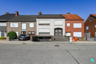 Deze karaktervolle woning is gelegen op een centrale en rustige locatie in Emelgem (Izegem), met alle voorzieningen zoals winkels, scholen en...