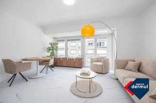 Appartement rénové avec style et vue sur mer à Ostende, prêt à emménager – idéal comme investissement ou résidence de vacances! Découvrez ce magnifique appartement entièrement rénové et baigné de lumière, avec une chambre spacieuse, idéalement situé à deux pas de la mer, de la plage et du centre d’Ostende. Situé au troisième étage, vous bénéficiez d’une superbe vue latérale sur la mer – parfait pour se détendre ou profiter d’un week-end à la côte. Cet appartement agréable et extrêmement fonctionnel est prêt à emménager et dispose en plus d’une cave pratique, idéale pour le matériel de plage ou du rangement supplémentaire. Grâce à son excellent rapport qualité-prix, c’est non seulement une résidence de vacances idéale, mais aussi un investissement intelligent! Ne manquez pas cette opportunité et planifiez dès aujourd’hui votre visite. Cet appartement n’attend plus que vous !