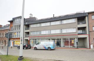 Modern commercieel gelijkvloers of kantoor te huur, pal aan het OLV Ziekenhuis, op het gekende Onze-Lieve-Vrouwplein. Dit instapklare pand biedt <strong>een royale gelijkvloerse oppervlakte van 400 m², volledig uitgerust met ingerichte kantoren, sanitair en kitchenette. </strong>Huurprijs: €3.000/maand<br />Onroerende voorheffing: ten laste van de eigenaar<br />Parkeren: voor de deur + mogelijkheid tot het huren van (tot) 10 ondergrondse parkeerplaatsen in de achtergelegen Appelstraat (ca. €67,50/maand per plaats). Gelegen tussen o.a. de Thuiszorgwinkel, de vernieuwde Apotheek Mijlbeek en Keurslager Schout, geniet dit pand van een uitstekende zichtbaarheid dankzij de uitzonderlijke gevelbreedte. EPC-label B.<br />Beschikbaar; onmiddellijk. <br />Benieuwd naar dit bedrijfsvastgoed in regio Aalst? 📩 info@immodelestre.be 📞 054 33 62 52 🌐 www.immodelestre.be